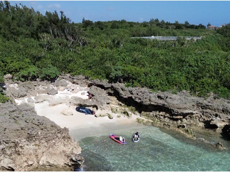 【宮古島·1人包船】☆祕境SUP之旅☆含無人機拍攝⭐️前USJ舞者擔任導遊⭐️乘坐色彩繽紛的SUP前往僻靜的祕境。の紹介画像