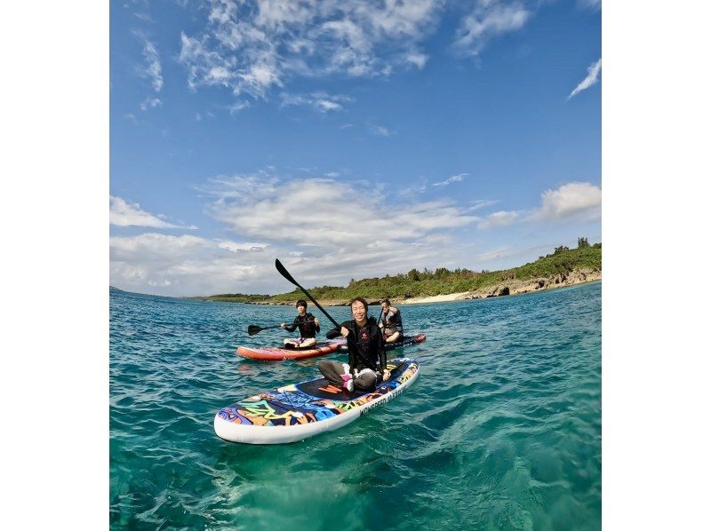 [A first in the marine industry] ⭐️ A former USJ dancer is our tour guide ⭐️ ☆ Hidden Land SUP Tour ☆ Hop on a colorful SUP with drone footage to a secluded spot.の紹介画像