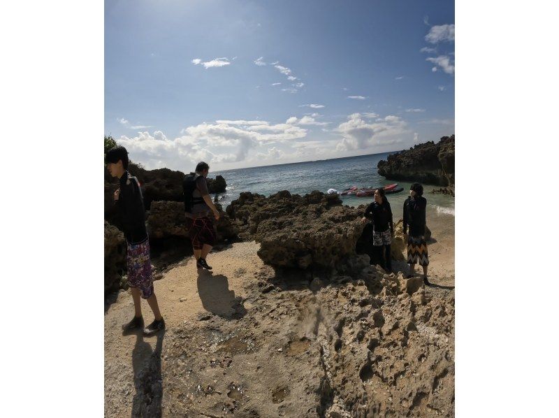 【宮古島·1人包船】☆祕境SUP之旅☆含無人機拍攝⭐️前USJ舞者擔任導遊⭐️乘坐色彩繽紛的SUP前往僻靜的祕境。の紹介画像