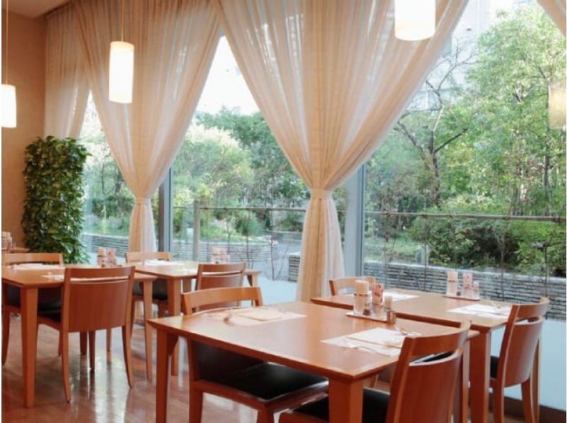 【六本木・青山】迎賓館本館内部見学＆洋館と日本庭園の紅葉＆教会めぐりバスツアー ～ホテルの洋食ランチ付～【029029-1490】添乗員同行の紹介画像