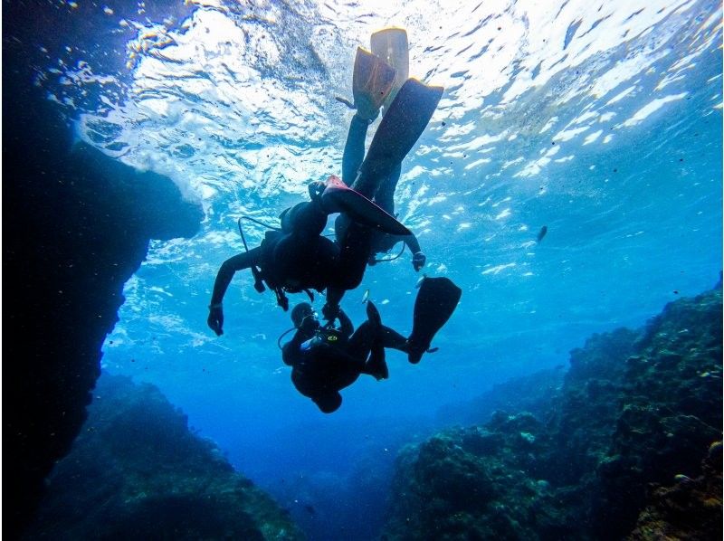 [Okinawa Blue Cave] If you can't go to the Blue Cave, you'll get a full refund. Private diving experience plan: A completely private service for families, couples, or groups of friends!の紹介画像