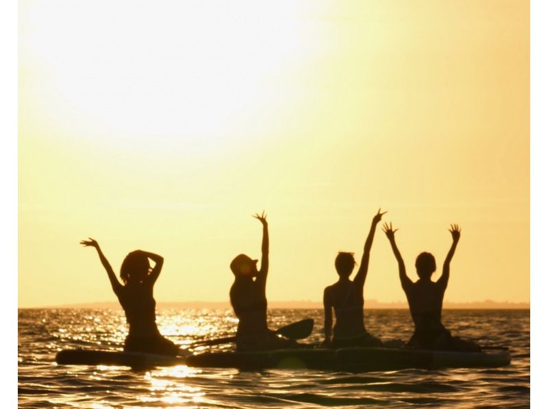 [Miyakojima | SUP] On the day ◎ Filmed with a SLR camera | Spectacular sunset SUP <Free high-resolution data>の紹介画像