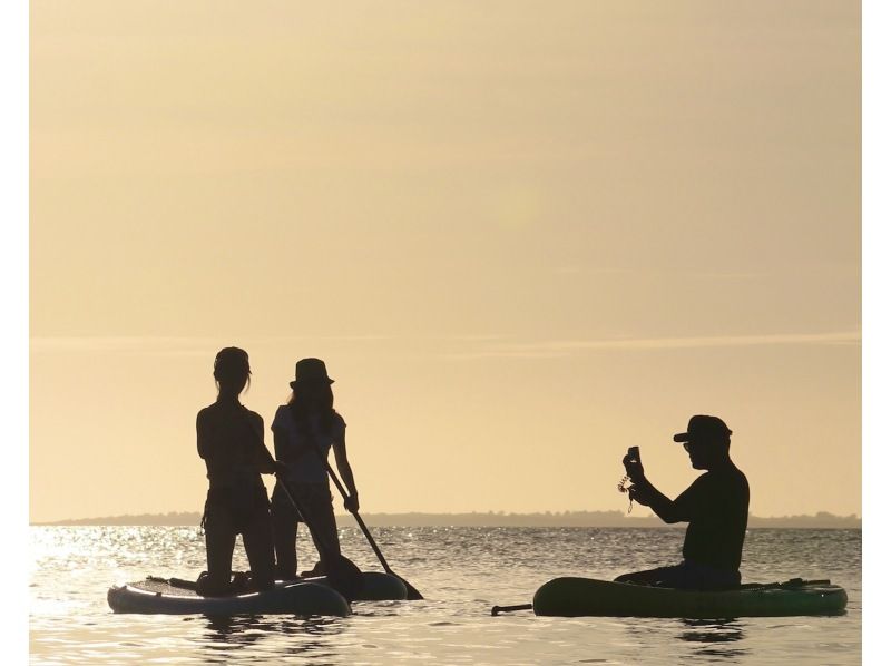[Miyakojima | SUP] On the day ◎ Filmed with a SLR camera | Spectacular sunset SUP <Free high-resolution data>の紹介画像
