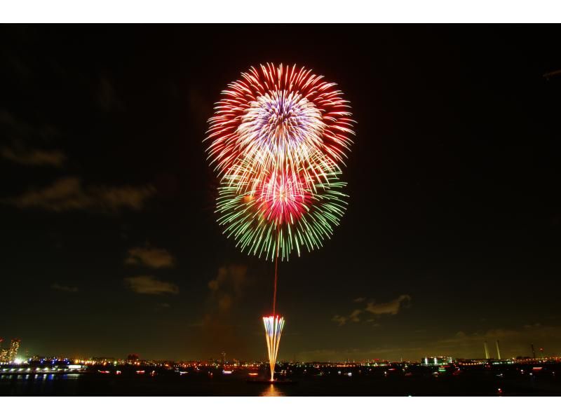 [Yokohama Minato Mirai] 12/24 only! Private Christmas cruise for two, fireworks viewing, and drinks including champagne includedの紹介画像