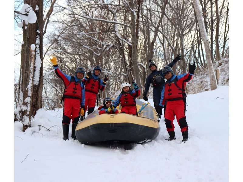 [Niseko Winter Rafting] Gently and leisurely float down the river in a world of silver.の紹介画像