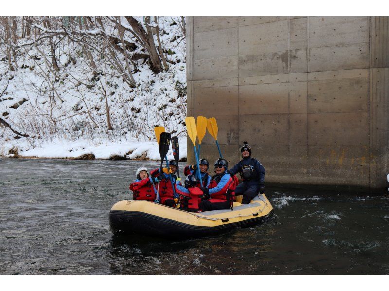 [Niseko Winter Rafting] Gently and leisurely float down the river in a world of silver.の紹介画像