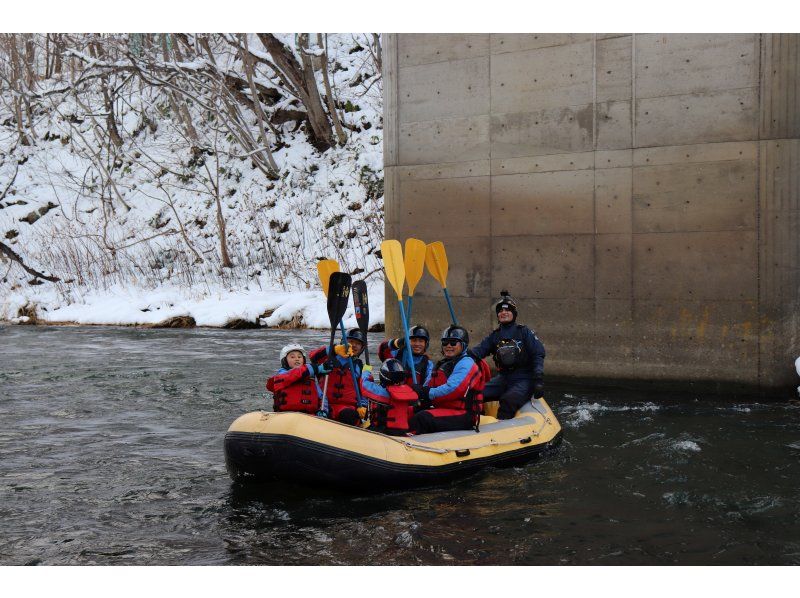 [Niseko Winter Rafting] Enjoy the fantastic snow scenery! Relax and quietly float down the river in a world of silver.の紹介画像