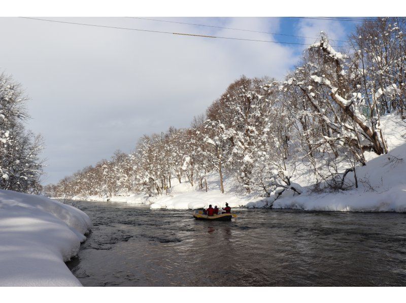 [Niseko Winter Rafting] Gently and leisurely float down the river in a world of silver.の紹介画像