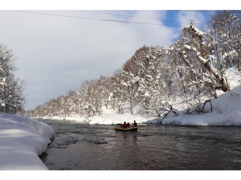 [Niseko Winter Rafting] Enjoy the fantastic snow scenery! Relax and quietly float down the river in a world of silver.の紹介画像
