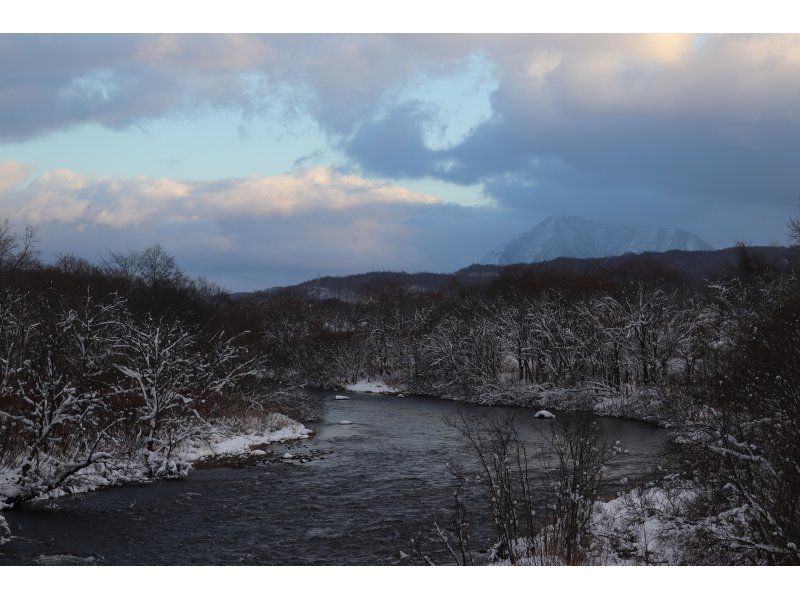 【ニセコ・冬のラフティング】一面の銀世界の中で静かにゆったり川をくだります。の紹介画像