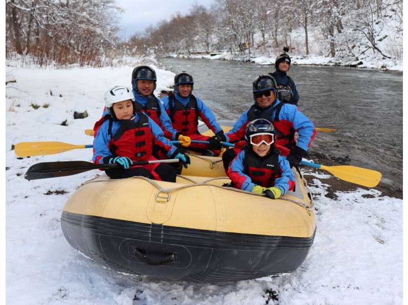 [Niseko Winter Rafting] Gently and leisurely float down the river in a world of silver.の紹介画像