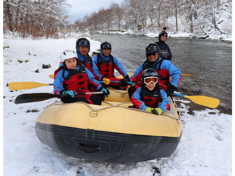 [Niseko Winter Rafting] Enjoy the fantastic snow scenery! Relax and quietly float down the river in a world of silver.の紹介画像
