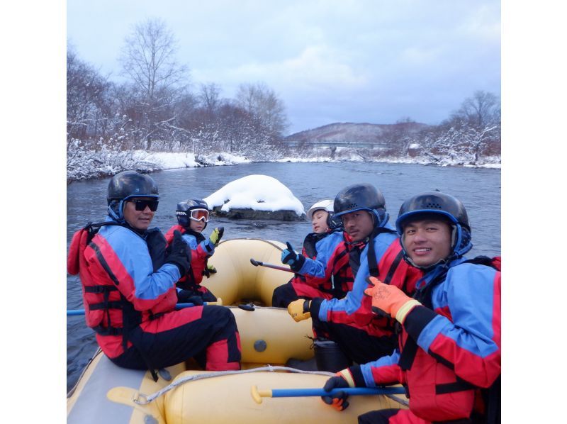 [Niseko Winter Rafting] Gently and leisurely float down the river in a world of silver.の紹介画像