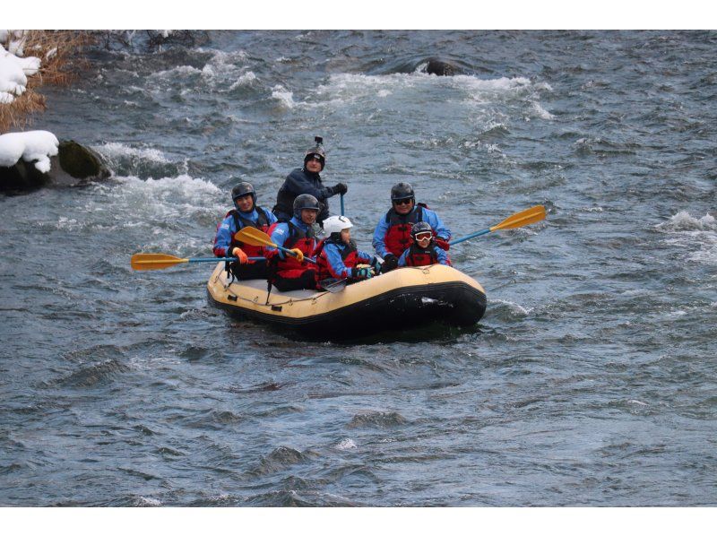 [Niseko Winter Rafting] Gently and leisurely float down the river in a world of silver.の紹介画像