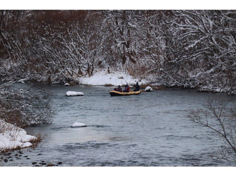 [Niseko Winter Rafting] Gently and leisurely float down the river in a world of silver.の紹介画像