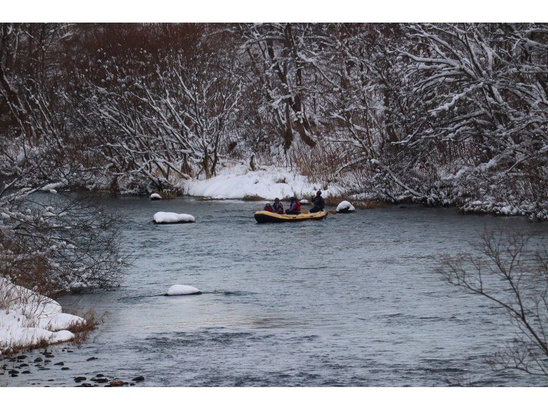 [Niseko Winter Rafting] Enjoy the fantastic snow scenery! Relax and quietly float down the river in a world of silver.の紹介画像
