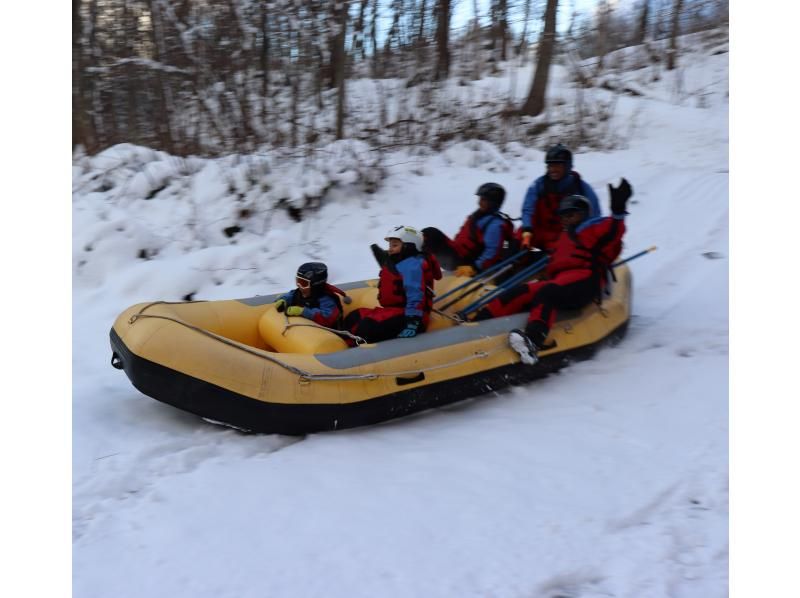 [Niseko Winter Rafting] Gently and leisurely float down the river in a world of silver.の紹介画像