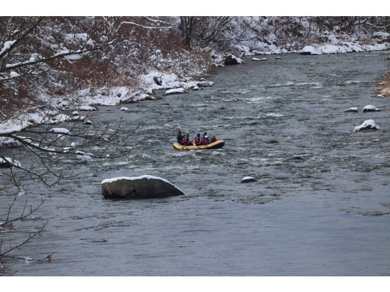 [Niseko Winter Rafting] Gently and leisurely float down the river in a world of silver.の紹介画像