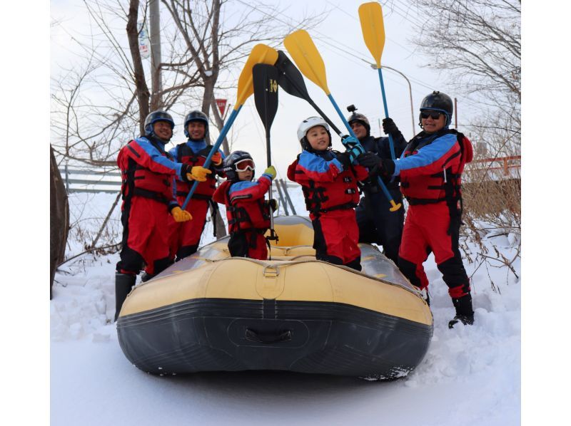 [Niseko Winter Rafting] Gently and leisurely float down the river in a world of silver.の紹介画像