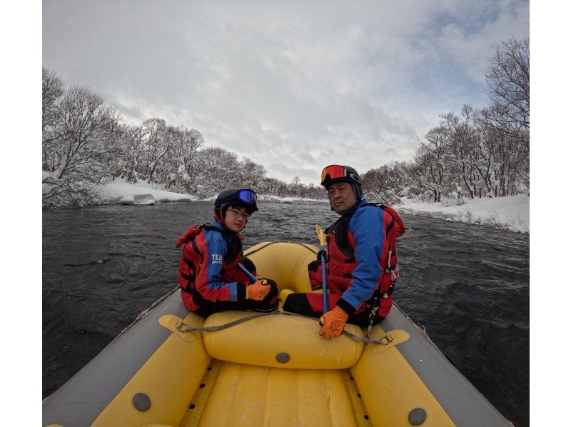 [Niseko Winter Rafting] Enjoy the fantastic snow scenery! Relax and quietly float down the river in a world of silver.の紹介画像