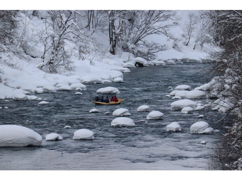 [Niseko Winter Rafting] Enjoy the fantastic snow scenery! Relax and quietly float down the river in a world of silver.の紹介画像