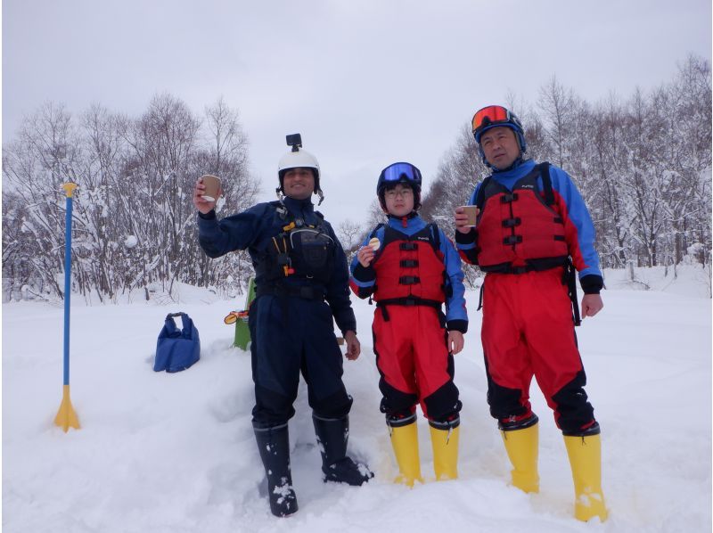 [Niseko Winter Rafting] Enjoy the fantastic snow scenery! Relax and quietly float down the river in a world of silver.の紹介画像