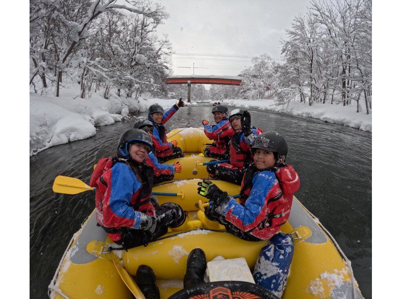 [Niseko Winter Rafting] Enjoy the fantastic snow scenery! Relax and quietly float down the river in a world of silver.の紹介画像
