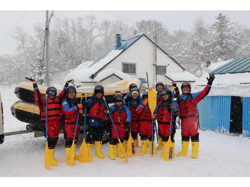 [Niseko Winter Rafting] Enjoy the fantastic snow scenery! Relax and quietly float down the river in a world of silver.の紹介画像