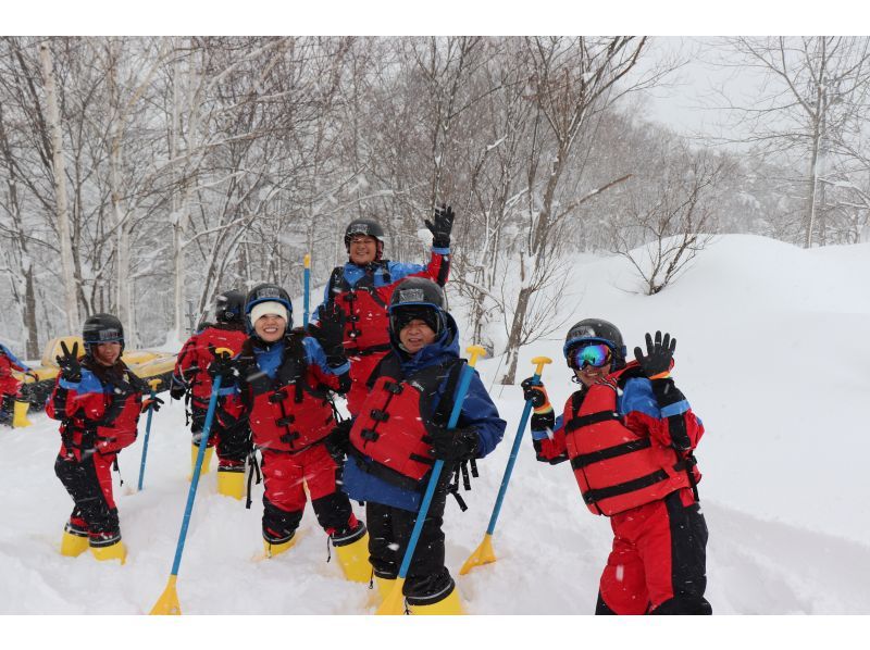 [Niseko Winter Rafting] Enjoy the fantastic snow scenery! Relax and quietly float down the river in a world of silver.の紹介画像