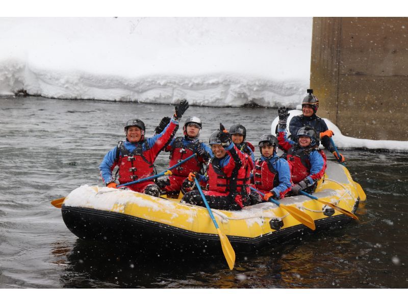 [Niseko Winter Rafting] Enjoy the fantastic snow scenery! Relax and quietly float down the river in a world of silver.の紹介画像