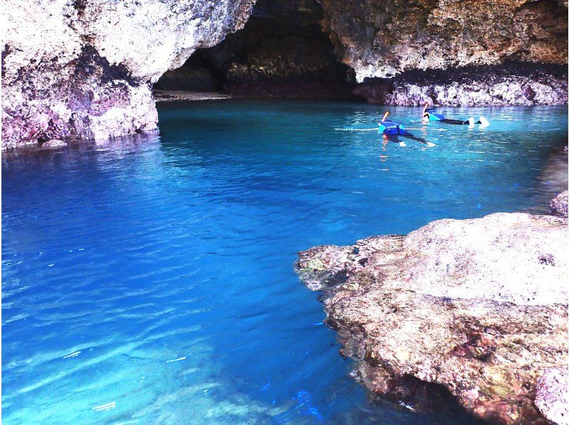 [Ishigaki Island] Snorkeling, SUP, Kayaking - A one-day special collaboration tour of the island's famous spots, Kabira Bay, Blue Cave, Healing Falls, Yaima Village, Jungle, and Mangroves!の紹介画像