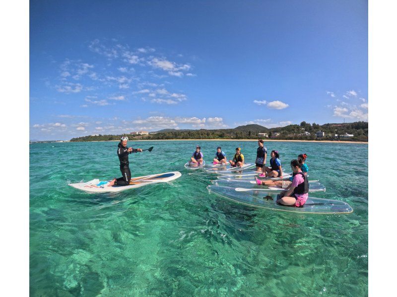 【沖縄／恩納村／クリアサップ】カップル・お友だちと♪透明のボードで沖縄の美しい海を満喫♪カメラ撮影付き♪安心の少人数制♪当日予約OK♪の紹介画像