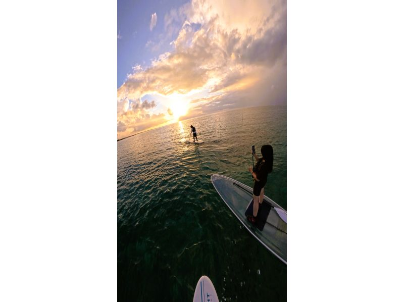 [Okinawa/Onna Village/Clear SUP] Enjoy the beautiful ocean of Okinawa on a transparent board ♪ Small group size for beginners ♪ Take "eye-catching photos" with unlimited photo and video recording ♪の紹介画像