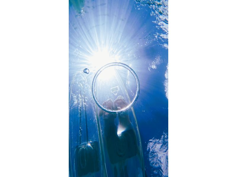 [Okinawa/Onna Village/Clear SUP] Enjoy the beautiful ocean of Okinawa on a transparent board ♪ Small group size for beginners ♪ Take "eye-catching photos" with unlimited photo and video recording ♪の紹介画像