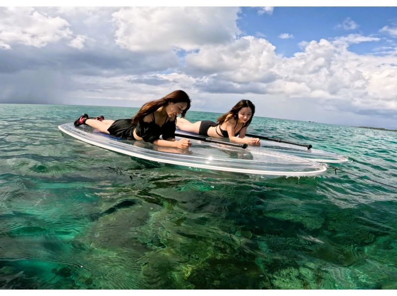 【沖縄／恩納村／クリアサップ】カップル・お友だちと♪透明のボードで沖縄の美しい海を満喫♪カメラ撮影付き♪安心の少人数制♪当日予約OK♪の紹介画像