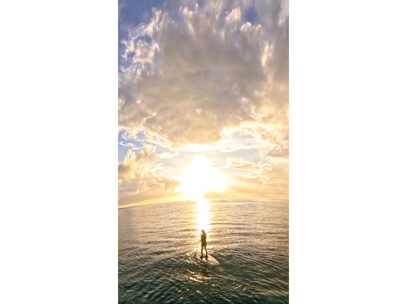 [Okinawa/Onna Village/Clear SUP] Enjoy the beautiful ocean of Okinawa on a transparent board ♪ Small group size for beginners ♪ Take "eye-catching photos" with unlimited photo and video recording ♪の紹介画像