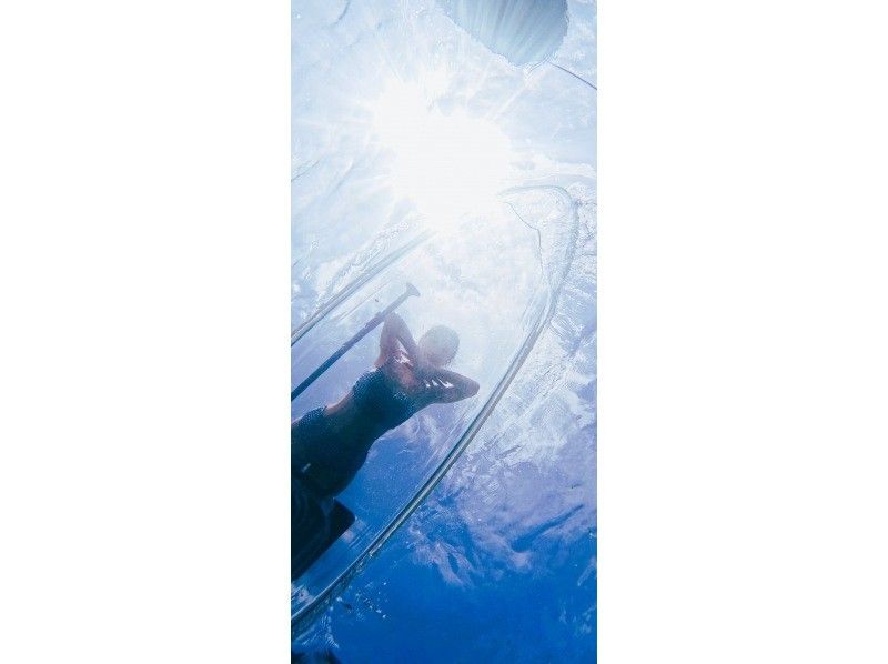 [Okinawa/Onna Village/Clear SUP] Enjoy the beautiful ocean of Okinawa on a transparent board ♪ Small group size for beginners ♪ Take "eye-catching photos" with unlimited photo and video recording ♪の紹介画像