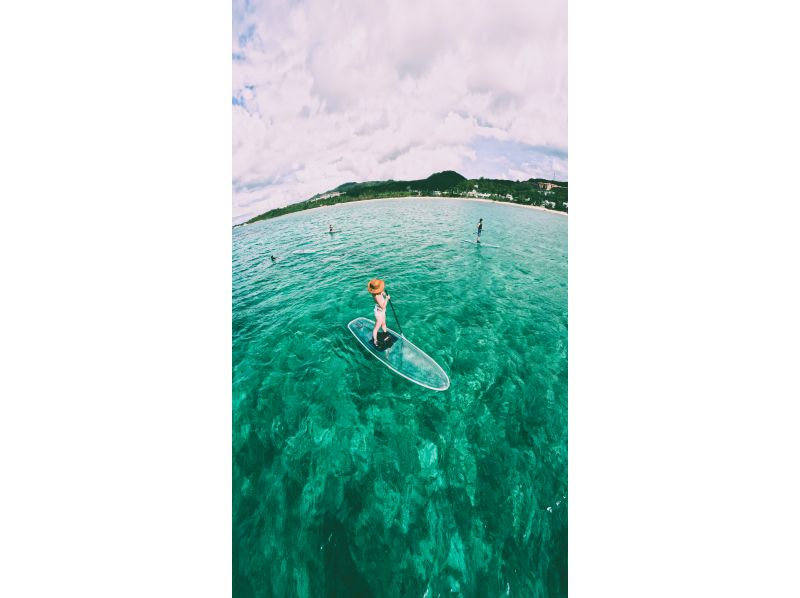 [Okinawa/Onna Village/Clear SUP] Enjoy the beautiful ocean of Okinawa on a transparent board ♪ Small group size for beginners ♪ Take "eye-catching photos" with unlimited photo and video recording ♪の紹介画像