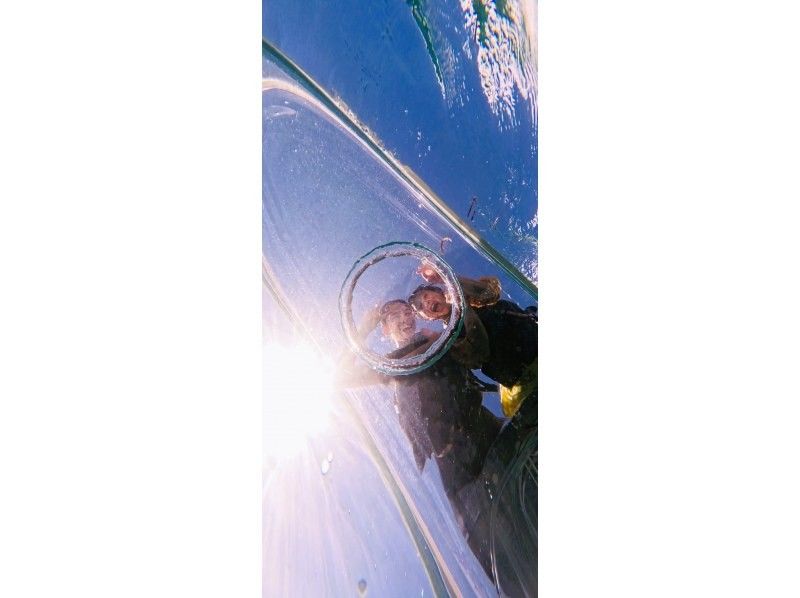 【沖縄／恩納村／クリアサップ】カップル・お友だちと♪透明のボードで沖縄の美しい海を満喫♪カメラ撮影付き♪安心の少人数制♪当日予約OK♪の紹介画像