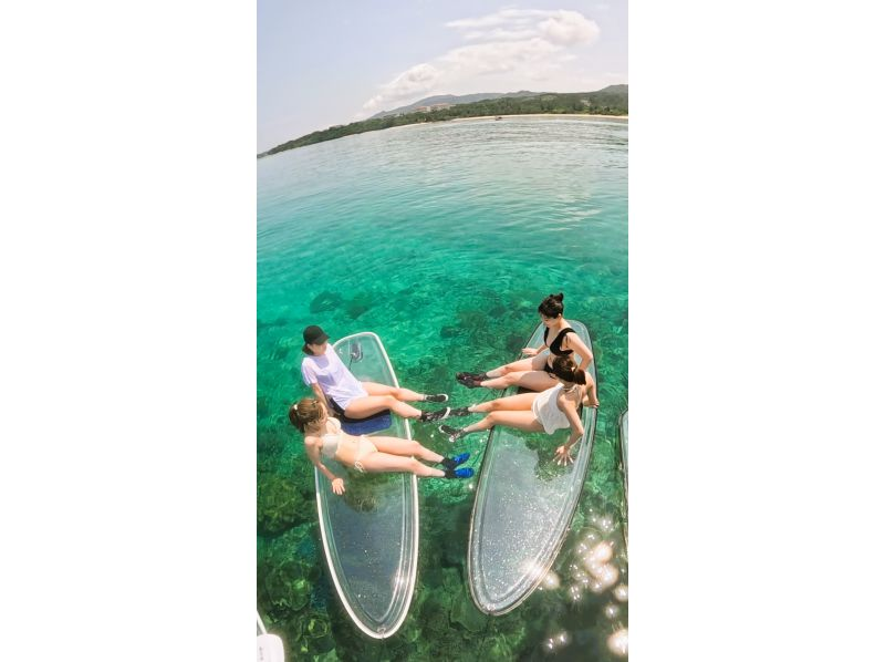 [Okinawa/Onna Village/Clear SUP] Enjoy the beautiful ocean of Okinawa on a transparent board ♪ Small group size for beginners ♪ Take "eye-catching photos" with unlimited photo and video recording ♪の紹介画像
