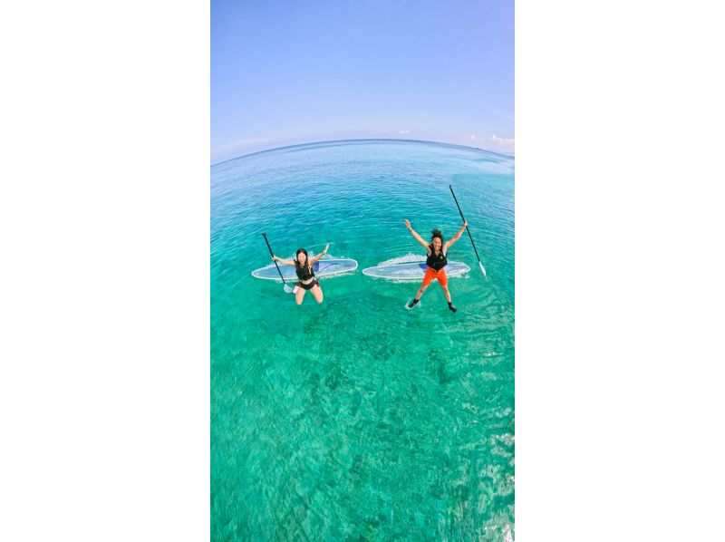 [Okinawa/Onna Village/Clear SUP] Enjoy the beautiful ocean of Okinawa on a transparent board ♪ Small group size for beginners ♪ Take "eye-catching photos" with unlimited photo and video recording ♪の紹介画像
