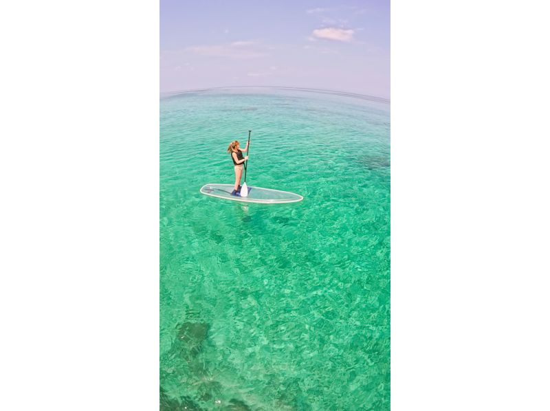 [Okinawa/Onna Village/Clear SUP] Enjoy the beautiful ocean of Okinawa on a transparent board ♪ Small group size for beginners ♪ Take "eye-catching photos" with unlimited photo and video recording ♪の紹介画像