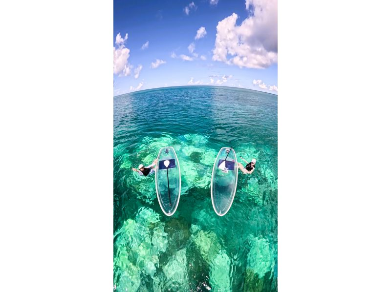 [Okinawa/Onna Village/Clear SUP] Enjoy the beautiful ocean of Okinawa on a transparent board ♪ Small group size for beginners ♪ Take "eye-catching photos" with unlimited photo and video recording ♪の紹介画像