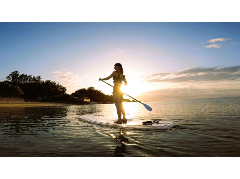 [Okinawa/Onna Village/Clear SUP] Enjoy the beautiful ocean of Okinawa on a transparent board ♪ Small group size for beginners ♪ Take "eye-catching photos" with unlimited photo and video recording ♪の紹介画像