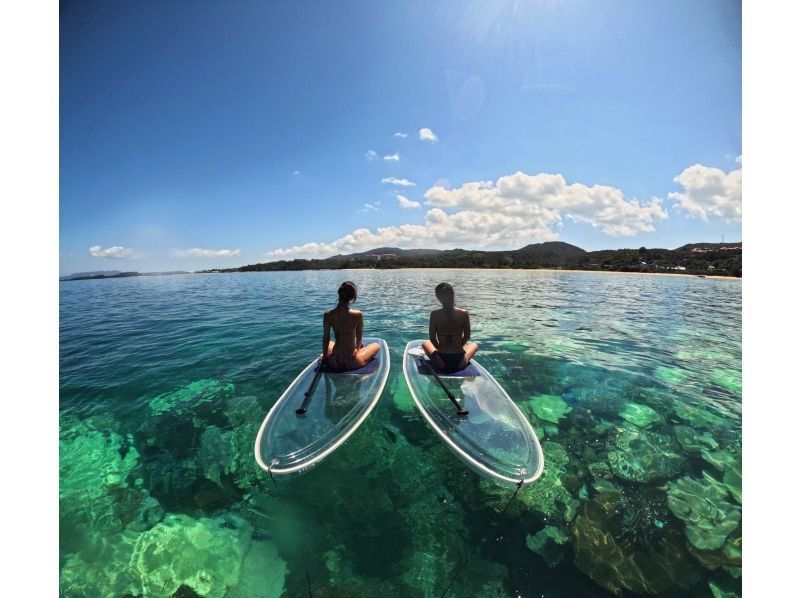 [Okinawa/Onna Village/Clear SUP] Enjoy the beautiful ocean of Okinawa on a transparent board ♪ Small group size for beginners ♪ Take "eye-catching photos" with unlimited photo and video recording ♪の紹介画像