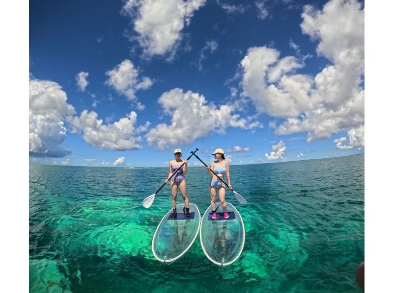 [Okinawa/Onna Village/Clear SUP] Enjoy the beautiful ocean of Okinawa on a transparent board ♪ Small group size for beginners ♪ Take "eye-catching photos" with unlimited photo and video recording ♪の紹介画像