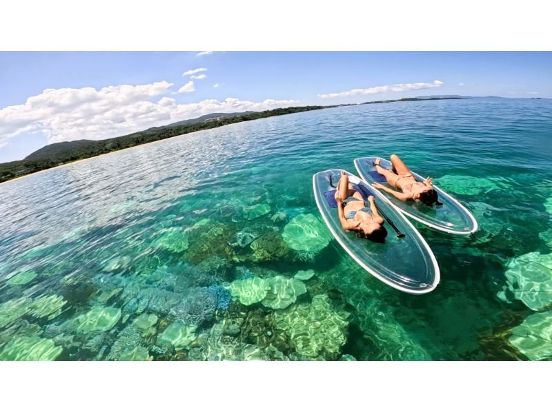 [Okinawa/Onna Village/Clear SUP] Enjoy the beautiful ocean of Okinawa on a transparent board ♪ Small group size for beginners ♪ Take "eye-catching photos" with unlimited photo and video recording ♪の紹介画像