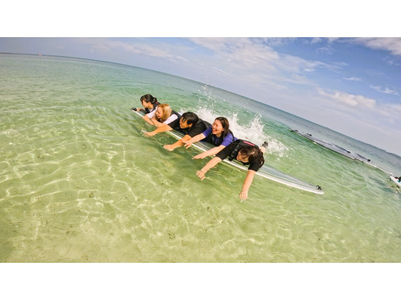 【沖縄／恩納村／クリアサップ】カップル・お友だちと♪透明のボードで沖縄の美しい海を満喫♪カメラ撮影付き♪安心の少人数制♪当日予約OK♪の紹介画像