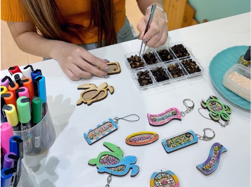 【国際通り】沖縄でもここだけでしか作れない大人気の海を感じるネームキーホルダー作り体験☆お好きなプレートを選んで中に文字や数字を入れよう☆の紹介画像