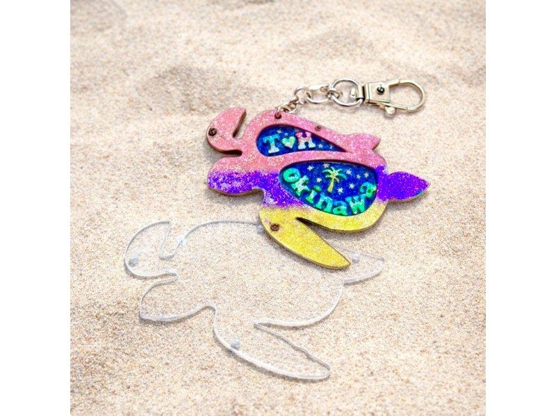 【国際通り】沖縄でもここだけでしか作れない大人気の海を感じるネームキーホルダー作り体験☆お好きなプレートを選んで中に文字や数字を入れよう☆の紹介画像